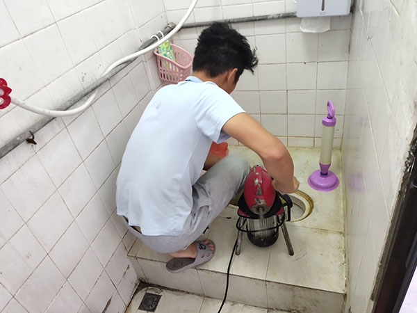 渭滨管道堵塞冒臭气 专业师傅现场解决问题